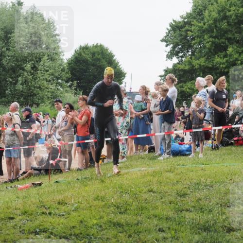 15.06.2025 - 27. Vierlanden-Triathlon KatJ http://msf.ph/oto/8021539 15.06.2025 10:52:31 Schwimmen 682, 759 meine-sportfotos.de