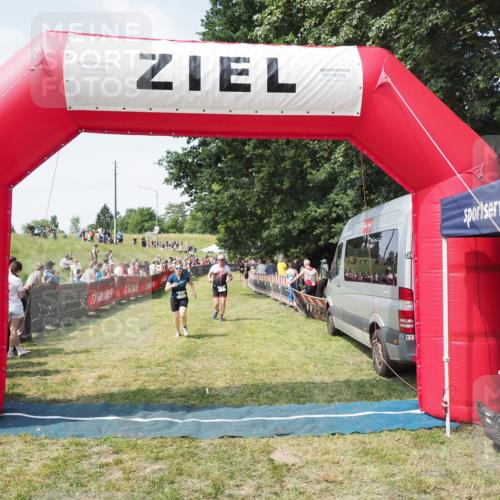 21.06.2025 - 27. Vierlanden-Triathlon MichiJ http://msf.ph/oto/8021543 15.06.2026 11:36:54 Ziel 468, 555 meine-sportfotos.de