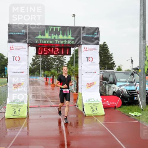 15.06.2025 - 7 Türme Triathlon Michael Strokosch http://msf.ph/oto/8021551 15.06.2025 15:42:11 Ziel 208 meine-sportfotos.de