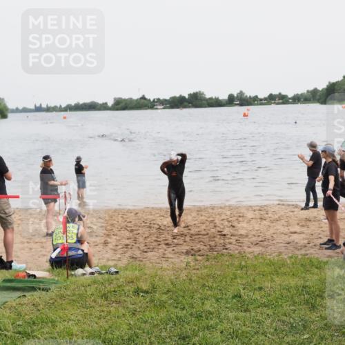 21.06.2025 - 27. Vierlanden-Triathlon MichiJ http://msf.ph/oto/8021557 15.06.2026 10:51:38 Schwimmen 676 meine-sportfotos.de