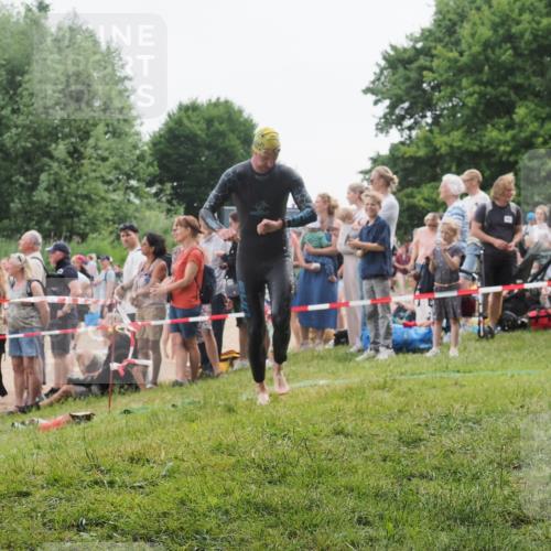 15.06.2025 - 27. Vierlanden-Triathlon KatJ http://msf.ph/oto/8021565 15.06.2025 10:52:32 Schwimmen 682, 759 meine-sportfotos.de