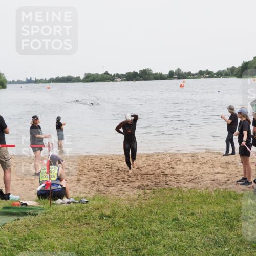 21.06.2025 - 27. Vierlanden-Triathlon MichiJ http://msf.ph/oto/8021566 15.06.2026 10:51:39 Schwimmen 676 meine-sportfotos.de