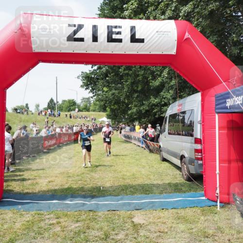 21.06.2025 - 27. Vierlanden-Triathlon MichiJ http://msf.ph/oto/8021571 15.06.2026 11:36:54 Ziel 468, 555 meine-sportfotos.de