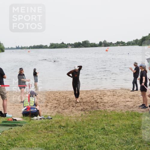 21.06.2025 - 27. Vierlanden-Triathlon MichiJ http://msf.ph/oto/8021572 15.06.2026 10:51:39 Schwimmen 676 meine-sportfotos.de
