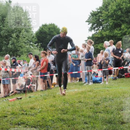 15.06.2025 - 27. Vierlanden-Triathlon KatJ http://msf.ph/oto/8021576 15.06.2025 10:52:32 Schwimmen 682, 759 meine-sportfotos.de