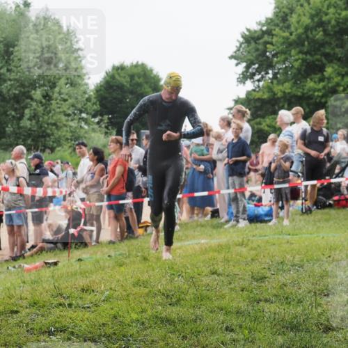 15.06.2025 - 27. Vierlanden-Triathlon KatJ http://msf.ph/oto/8021587 15.06.2025 10:52:32 Schwimmen 682, 759 meine-sportfotos.de