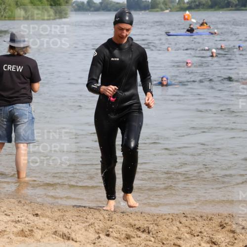 15.06.2025 - 27. Vierlanden-Triathlon Lena Gebhardt http://msf.ph/oto/8021596 15.06.2025 10:18:41 Schwimmen 533, 536, 621, 628 meine-sportfotos.de