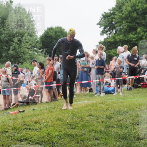 15.06.2025 - 27. Vierlanden-Triathlon KatJ http://msf.ph/oto/8021601 15.06.2025 10:52:32 Schwimmen 682, 759 meine-sportfotos.de