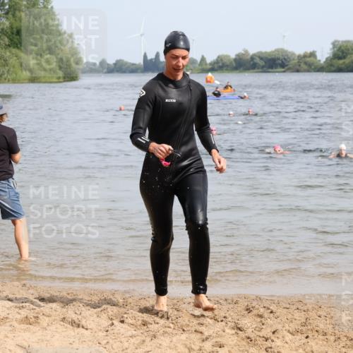 15.06.2025 - 27. Vierlanden-Triathlon Lena Gebhardt http://msf.ph/oto/8021602 15.06.2025 10:18:41 Schwimmen 533, 536, 621, 628 meine-sportfotos.de
