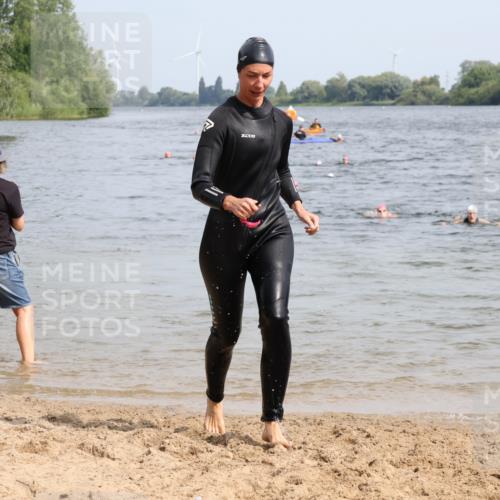 15.06.2025 - 27. Vierlanden-Triathlon Lena Gebhardt http://msf.ph/oto/8021608 15.06.2025 10:18:41 Schwimmen 533, 536, 621, 628 meine-sportfotos.de