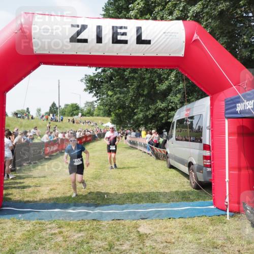 21.06.2025 - 27. Vierlanden-Triathlon MichiJ http://msf.ph/oto/8021609 15.06.2026 11:36:55 Ziel 468, 555 meine-sportfotos.de