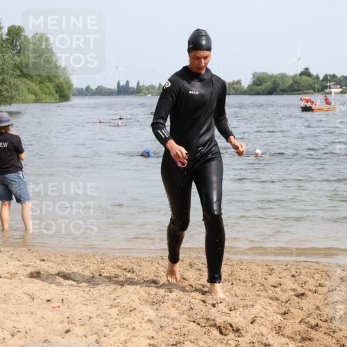 15.06.2025 - 27. Vierlanden-Triathlon Lena Gebhardt http://msf.ph/oto/8021613 15.06.2025 10:18:42 Schwimmen 536, 628 meine-sportfotos.de