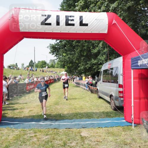 21.06.2025 - 27. Vierlanden-Triathlon MichiJ http://msf.ph/oto/8021615 15.06.2026 11:36:55 Ziel 468, 555 meine-sportfotos.de
