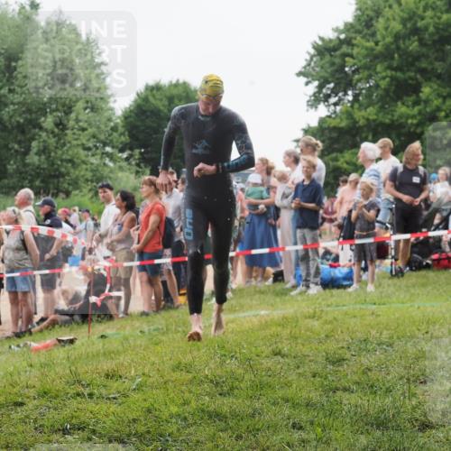 15.06.2025 - 27. Vierlanden-Triathlon KatJ http://msf.ph/oto/8021616 15.06.2025 10:52:32 Schwimmen 682, 759 meine-sportfotos.de