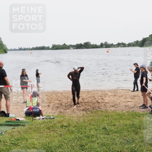 21.06.2025 - 27. Vierlanden-Triathlon MichiJ http://msf.ph/oto/8021619 15.06.2026 10:51:39 Schwimmen 676 meine-sportfotos.de