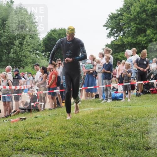 15.06.2025 - 27. Vierlanden-Triathlon KatJ http://msf.ph/oto/8021623 15.06.2025 10:52:33 Schwimmen 682, 759 meine-sportfotos.de