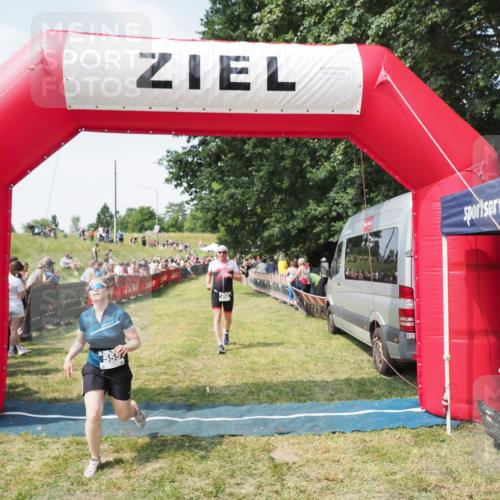 21.06.2025 - 27. Vierlanden-Triathlon MichiJ http://msf.ph/oto/8021629 15.06.2026 11:36:56 Ziel 468, 555 meine-sportfotos.de