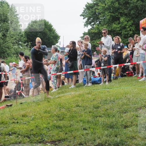 15.06.2025 - 27. Vierlanden-Triathlon KatJ http://msf.ph/oto/8021635 15.06.2025 10:53:10 Schwimmen 638 meine-sportfotos.de