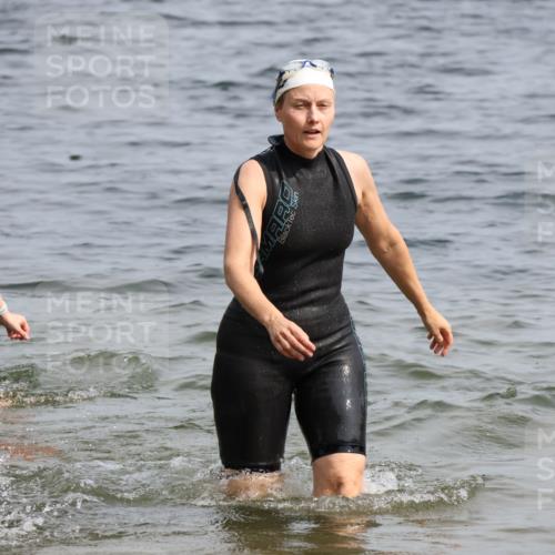 15.06.2025 - 27. Vierlanden-Triathlon Lena Gebhardt http://msf.ph/oto/8021643 15.06.2025 10:19:00 Schwimmen 478, 498, 543 meine-sportfotos.de