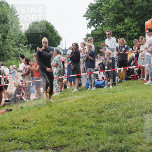 15.06.2025 - 27. Vierlanden-Triathlon KatJ http://msf.ph/oto/8021644 15.06.2025 10:53:10 Schwimmen 638 meine-sportfotos.de