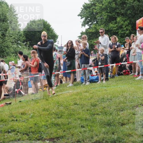 15.06.2025 - 27. Vierlanden-Triathlon KatJ http://msf.ph/oto/8021651 15.06.2025 10:53:10 Schwimmen 638 meine-sportfotos.de