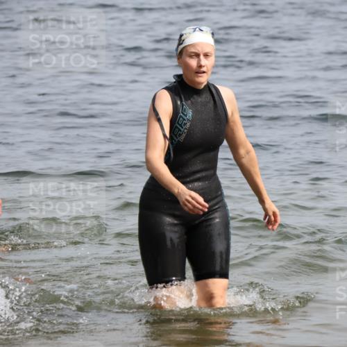 15.06.2025 - 27. Vierlanden-Triathlon Lena Gebhardt http://msf.ph/oto/8021653 15.06.2025 10:19:00 Schwimmen 478, 498, 543 meine-sportfotos.de