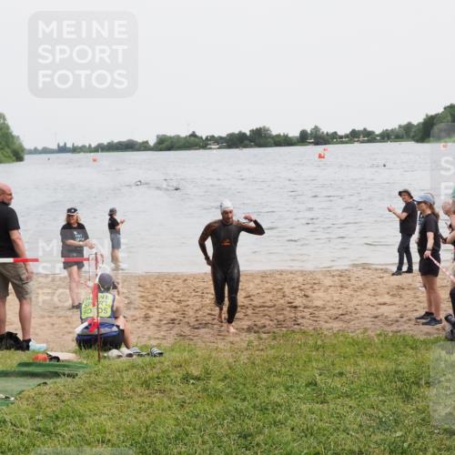 21.06.2025 - 27. Vierlanden-Triathlon MichiJ http://msf.ph/oto/8021654 15.06.2026 10:51:40 Schwimmen 676 meine-sportfotos.de