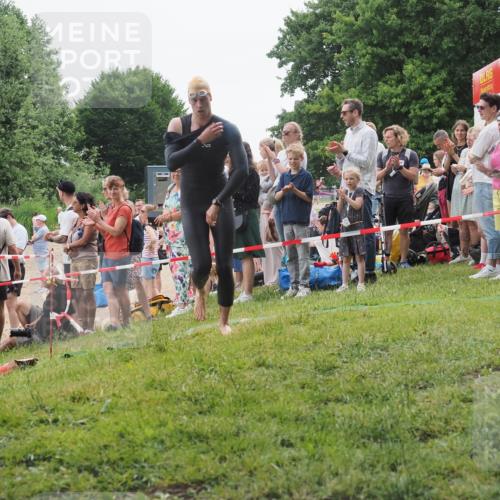 15.06.2025 - 27. Vierlanden-Triathlon KatJ http://msf.ph/oto/8021662 15.06.2025 10:53:11 Schwimmen 638 meine-sportfotos.de