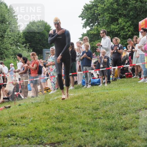 15.06.2025 - 27. Vierlanden-Triathlon KatJ http://msf.ph/oto/8021669 15.06.2025 10:53:11 Schwimmen 638 meine-sportfotos.de