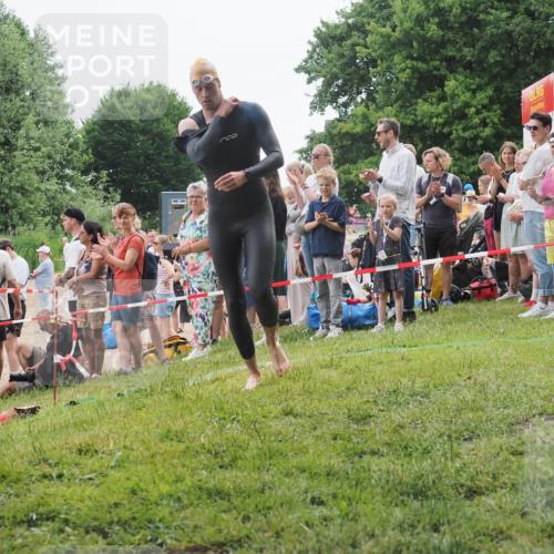 15.06.2025 - 27. Vierlanden-Triathlon KatJ http://msf.ph/oto/8021679 15.06.2025 10:53:11 Schwimmen 638 meine-sportfotos.de