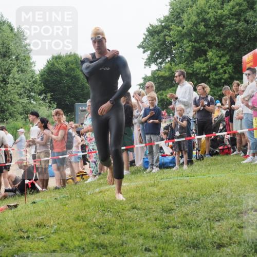 15.06.2025 - 27. Vierlanden-Triathlon KatJ http://msf.ph/oto/8021693 15.06.2025 10:53:11 Schwimmen 638 meine-sportfotos.de