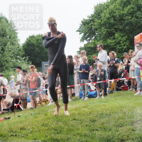15.06.2025 - 27. Vierlanden-Triathlon KatJ http://msf.ph/oto/8021697 15.06.2025 10:53:11 Schwimmen 638 meine-sportfotos.de
