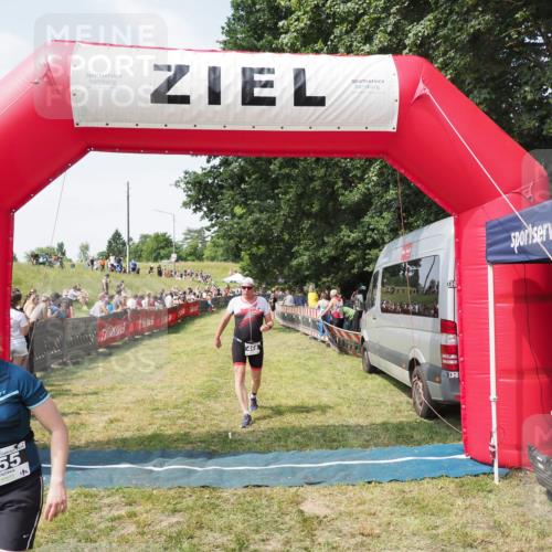 21.06.2025 - 27. Vierlanden-Triathlon MichiJ http://msf.ph/oto/8021700 15.06.2026 11:36:57 Ziel 468, 555 meine-sportfotos.de