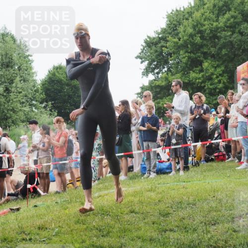 15.06.2025 - 27. Vierlanden-Triathlon KatJ http://msf.ph/oto/8021706 15.06.2025 10:53:11 Schwimmen 638 meine-sportfotos.de