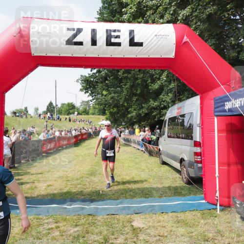 21.06.2025 - 27. Vierlanden-Triathlon MichiJ http://msf.ph/oto/8021710 15.06.2026 11:36:57 Ziel 468, 555 meine-sportfotos.de