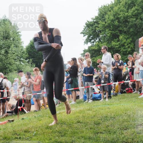 15.06.2025 - 27. Vierlanden-Triathlon KatJ http://msf.ph/oto/8021717 15.06.2025 10:53:12 Schwimmen 638 meine-sportfotos.de