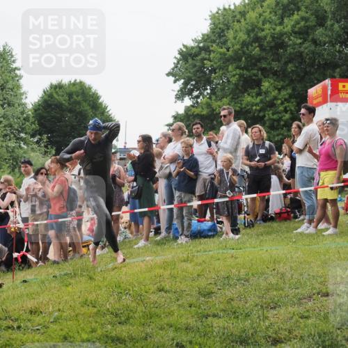15.06.2025 - 27. Vierlanden-Triathlon KatJ http://msf.ph/oto/8021722 15.06.2025 10:53:51 Schwimmen 650, 726 meine-sportfotos.de