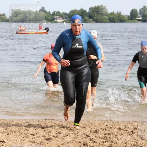 15.06.2025 - 27. Vierlanden-Triathlon Lena Gebhardt http://msf.ph/oto/8021723 15.06.2025 10:19:03 Schwimmen 478, 498, 543, 558 meine-sportfotos.de