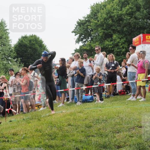 15.06.2025 - 27. Vierlanden-Triathlon KatJ http://msf.ph/oto/8021727 15.06.2025 10:53:52 Schwimmen 650, 726 meine-sportfotos.de