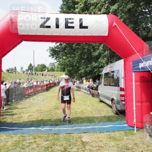 21.06.2025 - 27. Vierlanden-Triathlon MichiJ http://msf.ph/oto/8021728 15.06.2026 11:36:58 Ziel 468, 555 meine-sportfotos.de