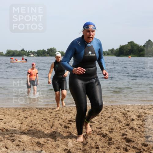 15.06.2025 - 27. Vierlanden-Triathlon Lena Gebhardt http://msf.ph/oto/8021732 15.06.2025 10:19:05 Schwimmen 478, 498, 543, 558 meine-sportfotos.de