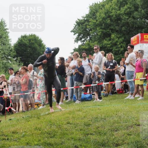 15.06.2025 - 27. Vierlanden-Triathlon KatJ http://msf.ph/oto/8021734 15.06.2025 10:53:52 Schwimmen 650, 726 meine-sportfotos.de