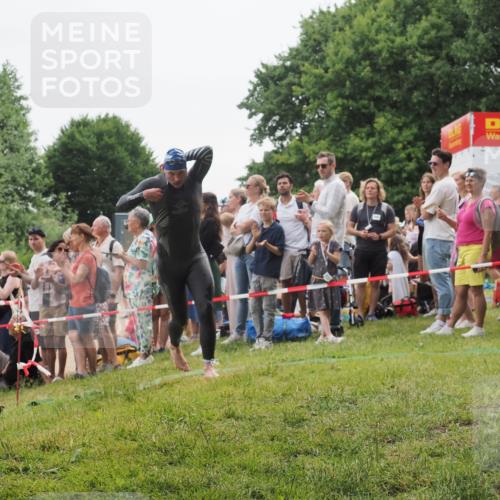 15.06.2025 - 27. Vierlanden-Triathlon KatJ http://msf.ph/oto/8021743 15.06.2025 10:53:52 Schwimmen 650, 726 meine-sportfotos.de