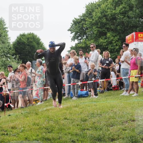 15.06.2025 - 27. Vierlanden-Triathlon KatJ http://msf.ph/oto/8021745 15.06.2025 10:53:52 Schwimmen 650, 726 meine-sportfotos.de