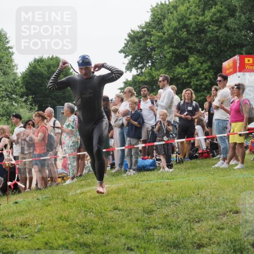 15.06.2025 - 27. Vierlanden-Triathlon KatJ http://msf.ph/oto/8021750 15.06.2025 10:53:52 Schwimmen 650, 726 meine-sportfotos.de