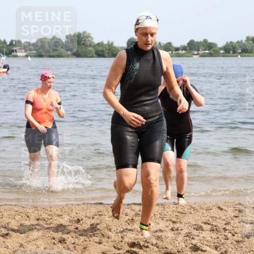 15.06.2025 - 27. Vierlanden-Triathlon Lena Gebhardt http://msf.ph/oto/8021751 15.06.2025 10:19:06 Schwimmen 478, 498, 543, 558 meine-sportfotos.de