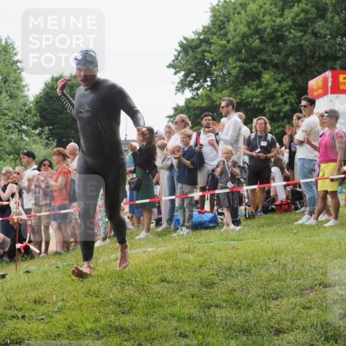 15.06.2025 - 27. Vierlanden-Triathlon KatJ http://msf.ph/oto/8021765 15.06.2025 10:53:53 Schwimmen 650, 726 meine-sportfotos.de