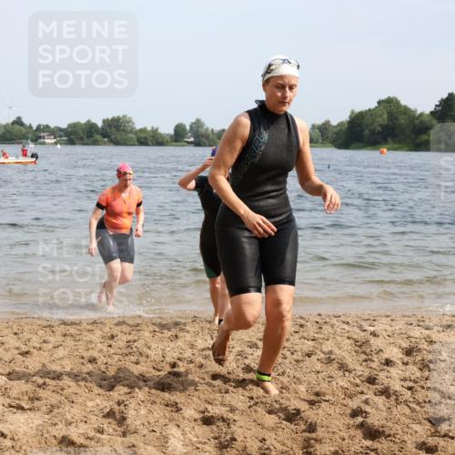 15.06.2025 - 27. Vierlanden-Triathlon Lena Gebhardt http://msf.ph/oto/8021771 15.06.2025 10:19:07 Schwimmen 478, 498, 543, 558 meine-sportfotos.de