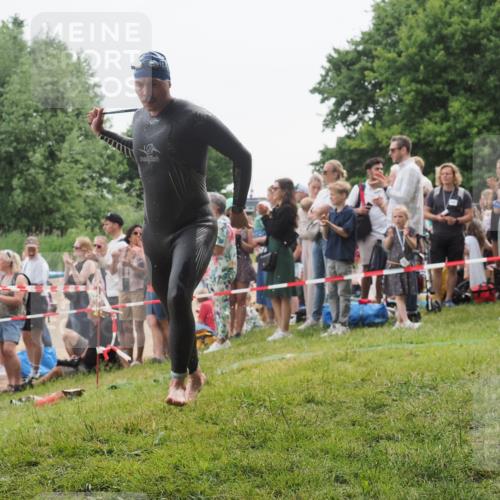15.06.2025 - 27. Vierlanden-Triathlon KatJ http://msf.ph/oto/8021776 15.06.2025 10:53:53 Schwimmen 650, 726 meine-sportfotos.de