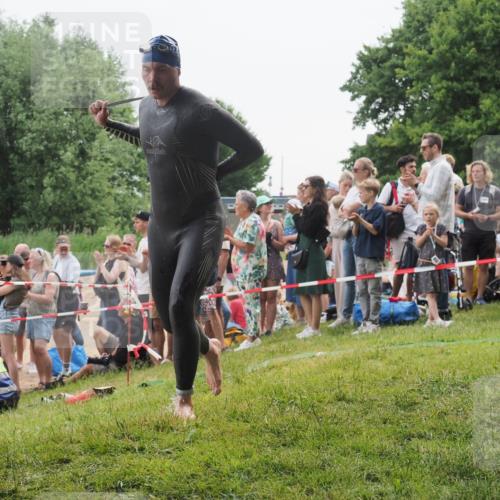 15.06.2025 - 27. Vierlanden-Triathlon KatJ http://msf.ph/oto/8021783 15.06.2025 10:53:53 Schwimmen 650, 726 meine-sportfotos.de